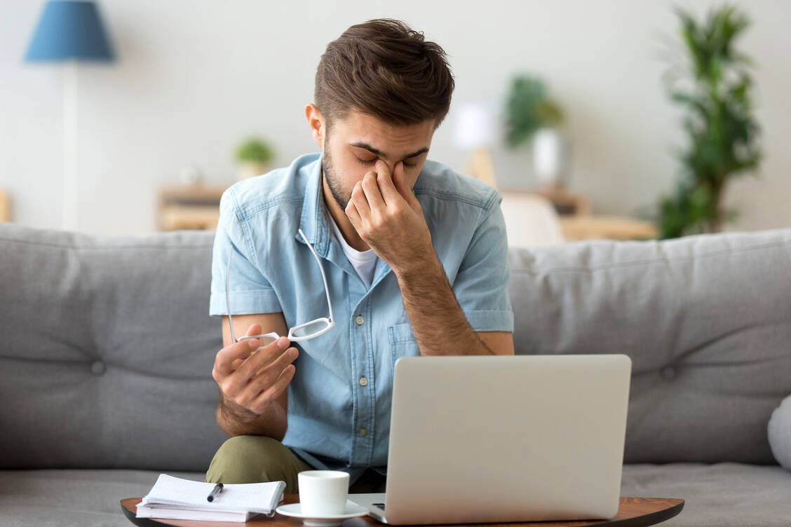 Wer lange am Bildschirm arbeitet, blinzelt weniger, sodass die Augen nicht mehr ausreichend befeuchtet werden.  / Foto: Getty Images/fizkes