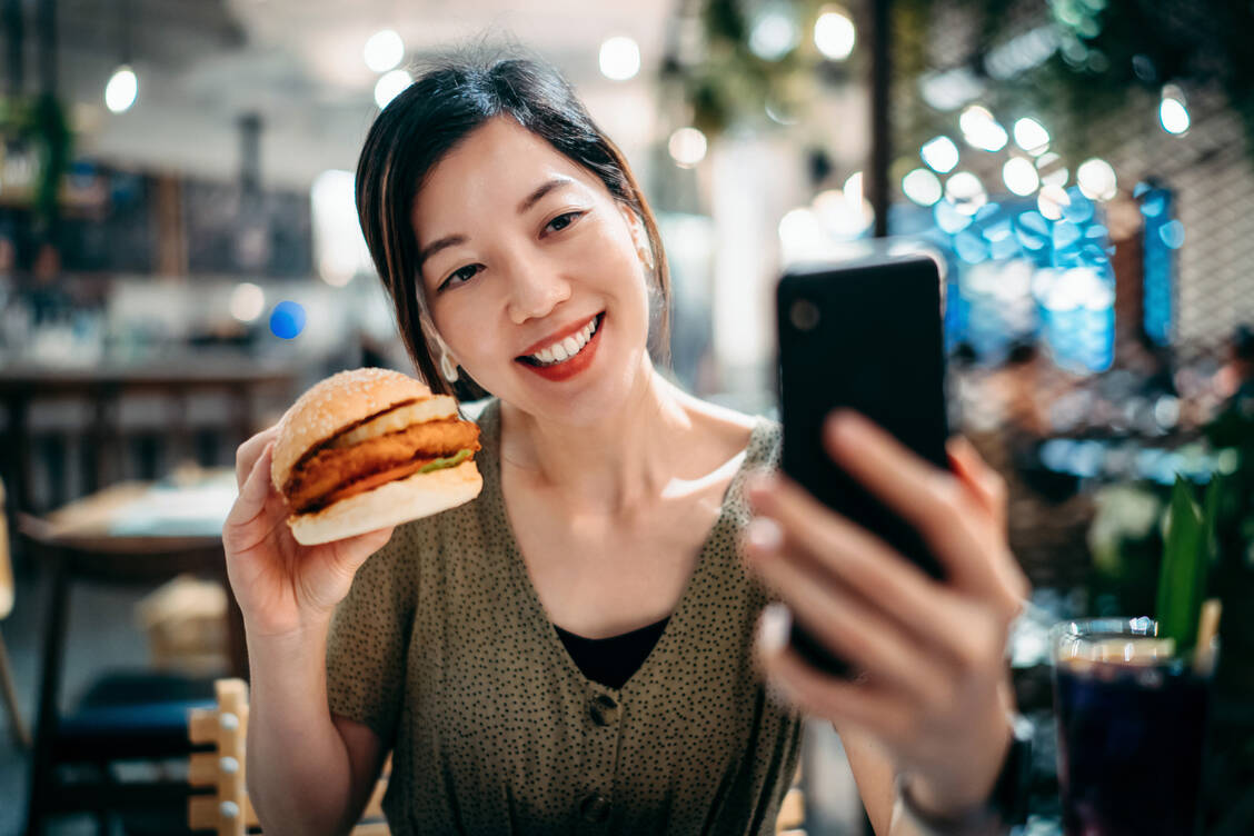Zahlreiche Influencer beschäftigen sich auf ihren Social-Media-Kanälen mit dem Thema Essen. Ein großer Teil der gezeigten Informationen ist dabei nicht unbedingt fachlich korrekt, sondern vielmehr persönliche Meinung oder Werbung. / Foto: Getty Images/d3sign