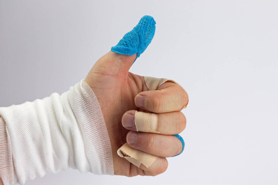 Daumen hoch für den Fortschritt in der medizinischen Wundversorgung: Ein smarter Verband setzt nur dann Arzneistoffe frei, wenn die Wunde infiziert ist. / Foto: Adobe Stock/sharryfoto