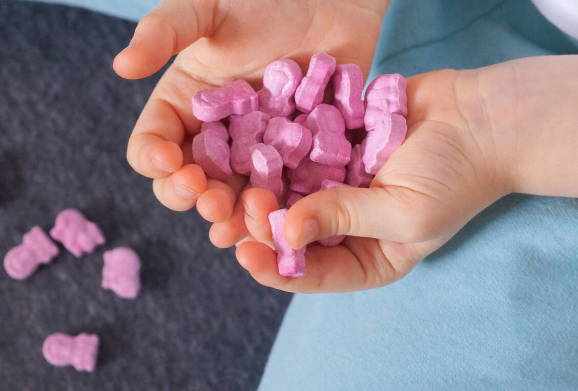 Nahrungsergänzungsmittel für Kinder sind oft entsprechend der Zielgruppe gestaltet. / Foto: Getty Images/colortheses