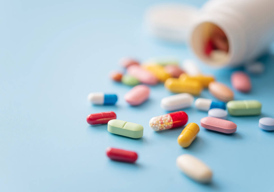 Nahrungsergänzungsmittel sind oft unnötig hoch dosiert. Pharmakologische Effekte dürfen sie nicht haben, da es sich um Lebensmittel handelt. / Foto: Getty Images/igoriss