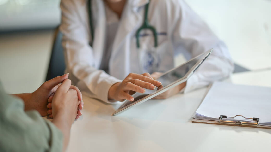 Durch die E-Patientenakte können Ärzte einsehen, welche Behandlungen der Patient gerade erhält. / © Adobe Stock/bongkarn