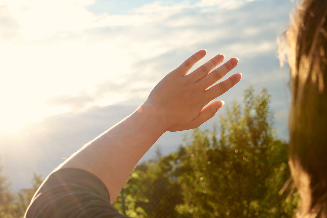 Die gestiegene Anzahl von Sonnenstunden hat die Belastung durch UV-Strahlung hierzulande stark erhöht. / © Adobe Stock/Forgem