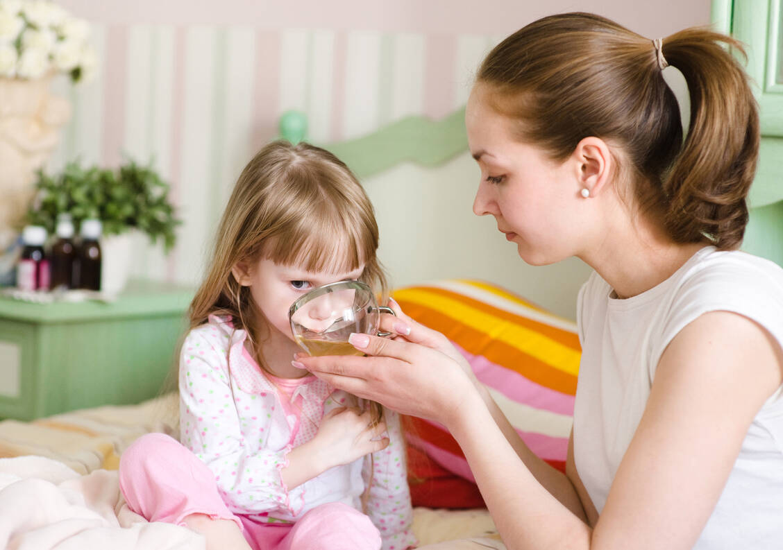 Ausreichende Flüssigkeitszufuhr ist wichtig: Das Kind sollte etwa jede halbe Stunde etwas trinken. / © Adobe Stock/Ermolaev Alexandr