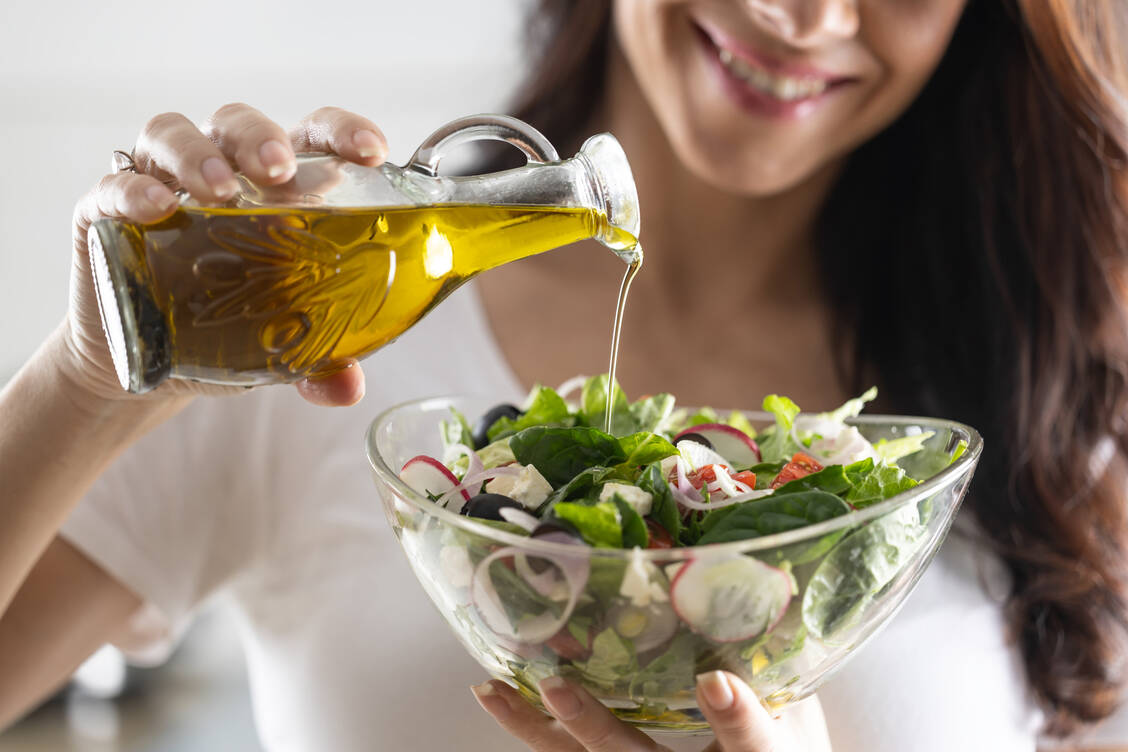 Olivenöl kann man sich gerne schmecken lassen, ohne eine Gewichtszunahme zu befürchten. / © Getty Images/SimpleImages