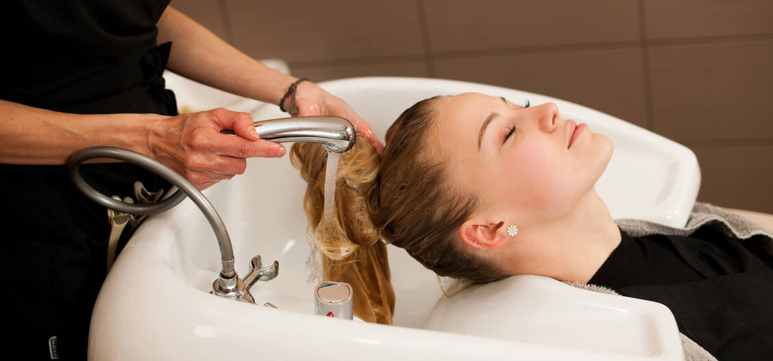 Die Hände von Friseurinnen und Friseuren sind besonders gefährdet. / © Adobe Stock/Samo Trebizan