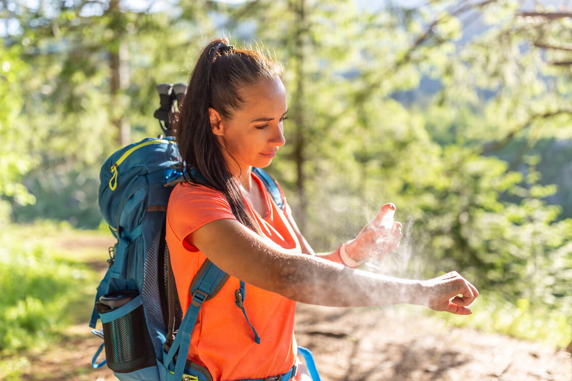 In Frankreich oder Italien in Urlaub gewesen? Dann heißt es nach der Rückkehr auch hierzulande Repellentien aufzutragen.  / © Getty Images/SimpleImages