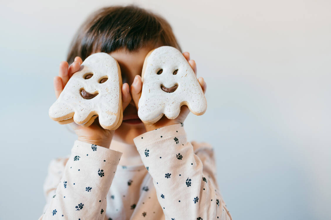 Auch Kinder mit Typ-1-Diabetes wollen an Halloween Spaß haben – und dazu gehören auch Süßigkeiten. Experten erklären, wie der Gruseltag trotz Erkrankung gelingen kann. / © Getty Images/Westend61 / Gemma Ferrando