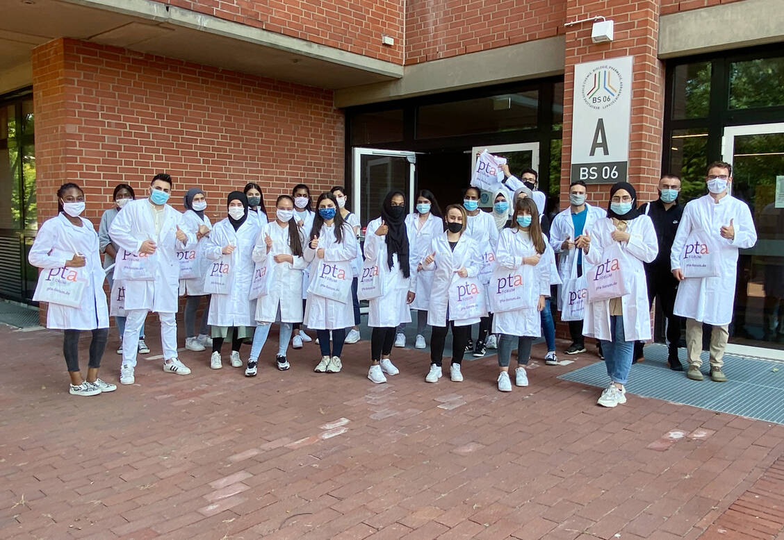 Die PTA-Schülerinnen und -Schüler der PTA-Fachschule in Billdeich freuten sich im vergangenen Jahr über die Begrüßungstaschen.  / Foto: PTA-Berufsfachschule Billdeich