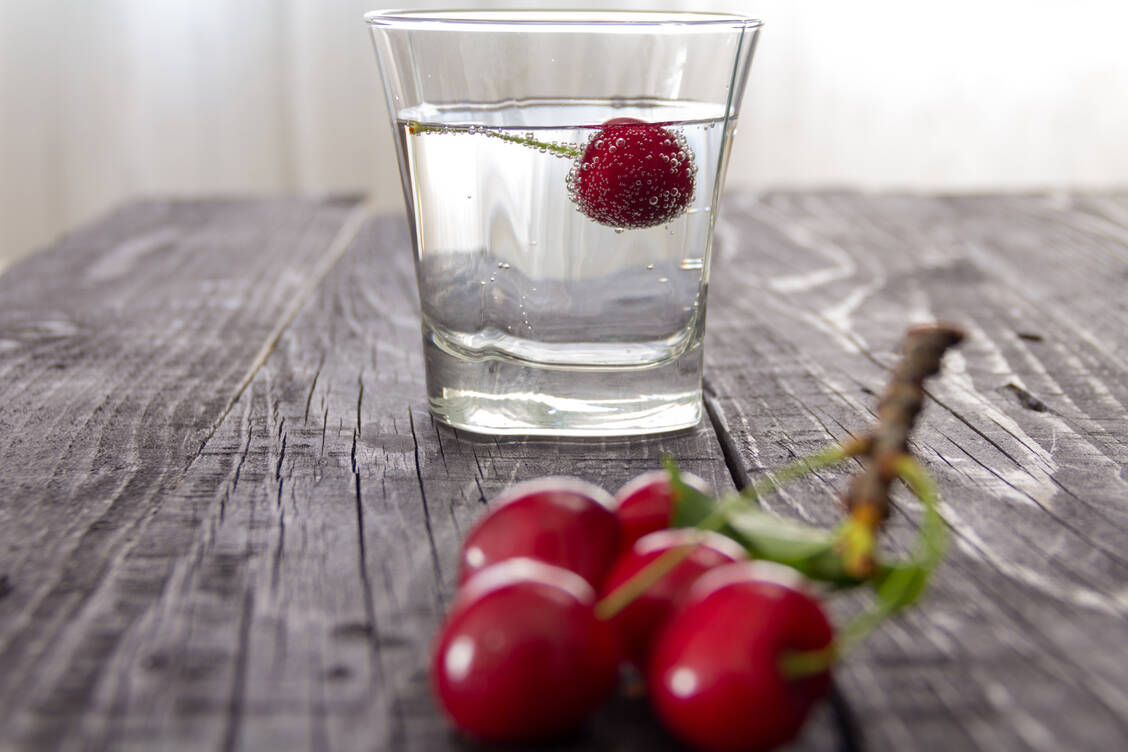 Kirschen und Wasser dürfen ohne Bedenken gleichzeitig genossen werden. / © Getty Images/zoka74