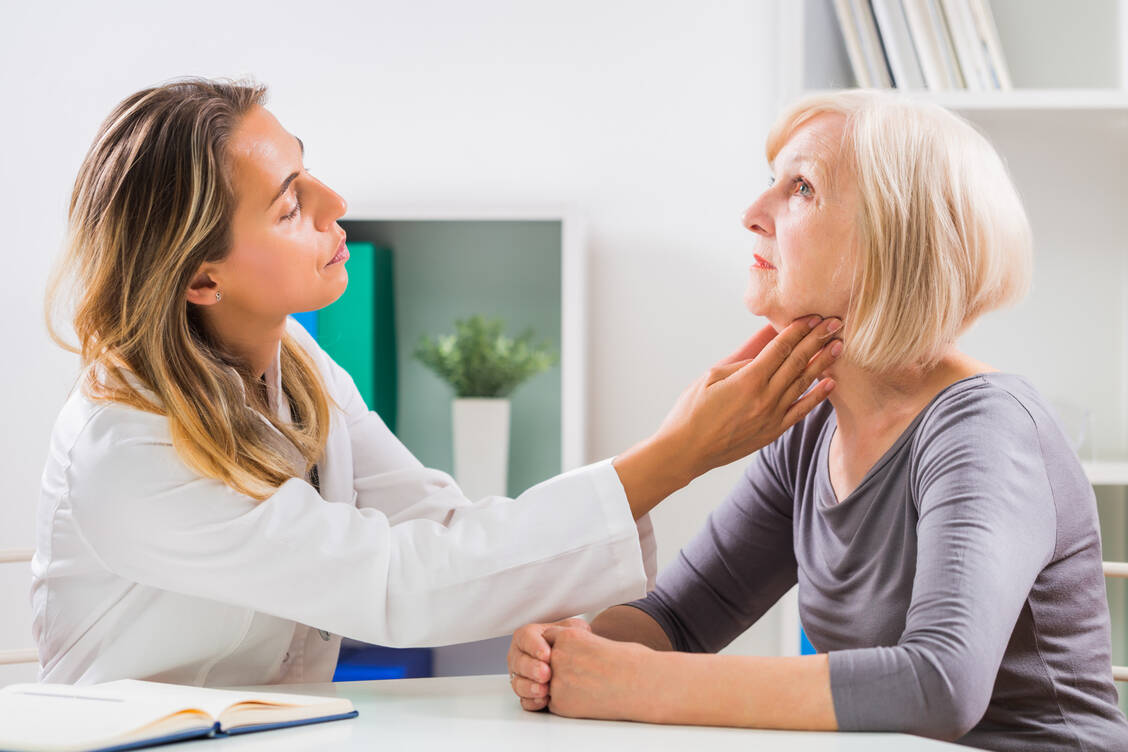 Es sind vor allem Frauen, die autoimmune Erkrankungen der Schilddrüse entwickeln. / Foto: Adobe Stock/Ines Bazdar