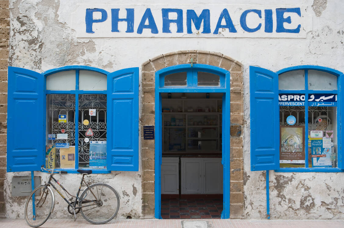 Wer Arzneimittel im außereuropäischen Ausland kauft, sei es auch in einer Apotheke (hier Marokko), muss einige wichtige Dinge beachten.  / Foto: Getty Images/Martin Child