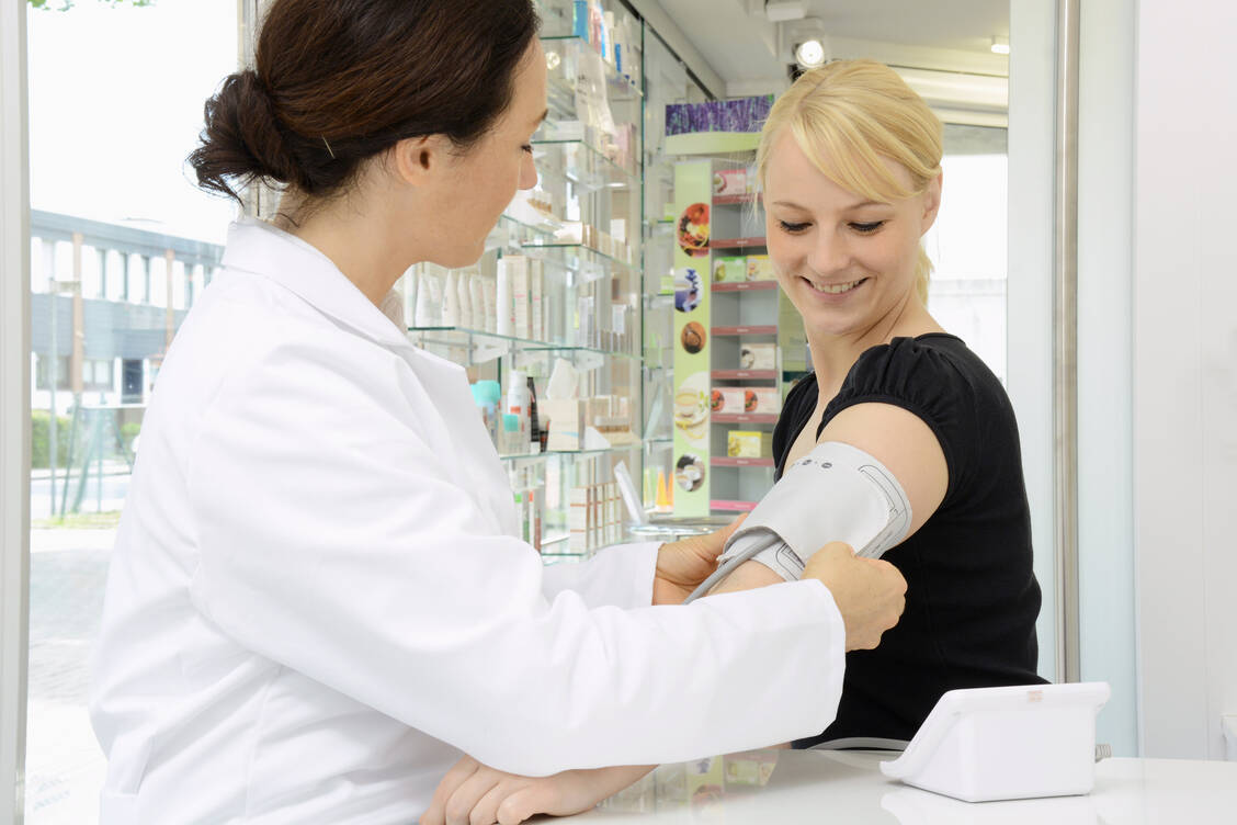 Bei der ersten deutschen »PTA-Meisterschaft« geht es in einem Modul um eine pharmazeutische Dienstleistung. / Foto: Adobe/Dan Race