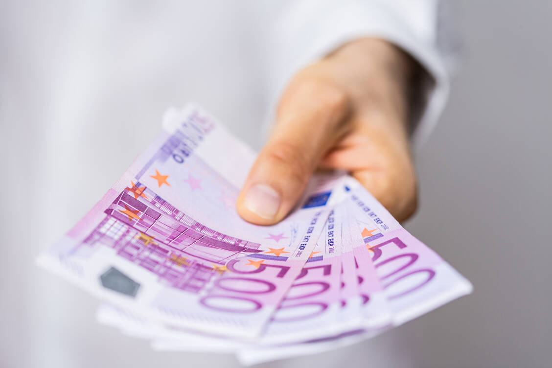 Alles wird teurer: Arbeitgeber können ihren Angestellten deshalb freiwillig mit einer Prämie aushelfen. In den Apotheken haben bisher allerdings nur wenige Arbeitnehmer den Bonus erhalten.  / Foto: Adobe Stock/vegefox.com