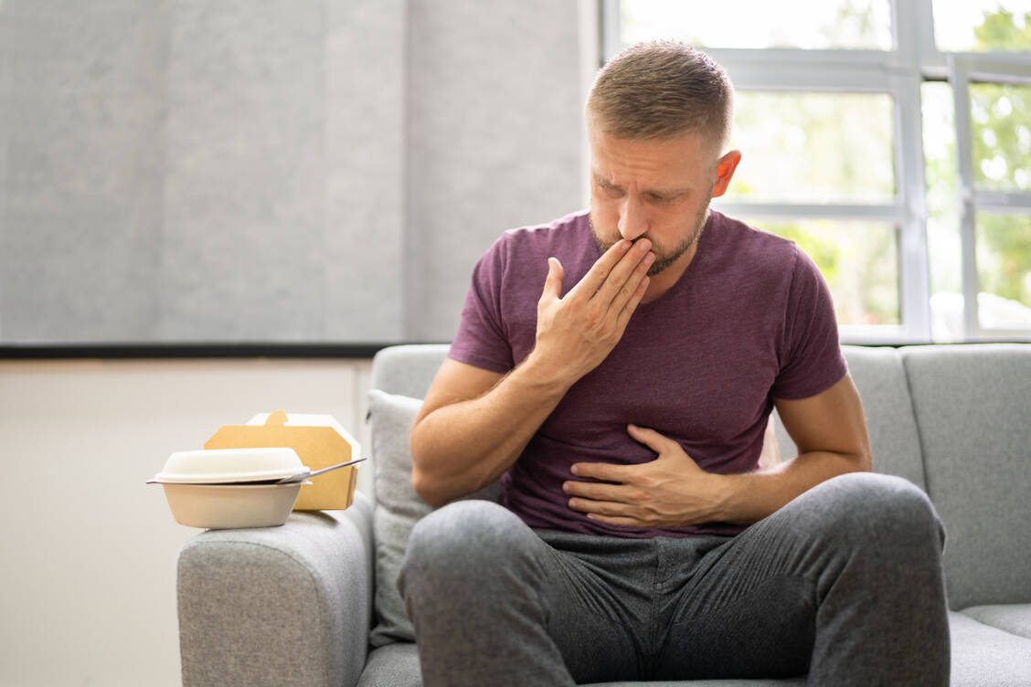 Zu den Symptomen einer Fleischallergie zählen Übelkeit, Erbrechen bis hin zu einer lebensbedrohlichen Anaphylaxie.  / Foto: Adobe Stock/Andrey Popov