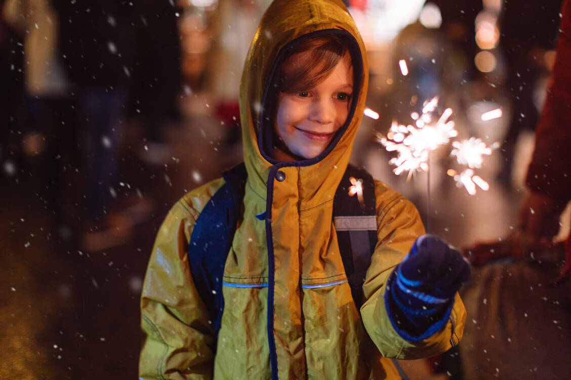 Wunderkerzen können Kinder unter Aufsicht halten, andere Feuerwerksartikel sollten Kinder unter 12 Jahren nicht verwenden. Trotzdem werden Kinder oftmals durch Feuerwerkskörper verletzt. / Foto: Getty Images/mihailomilovanovic