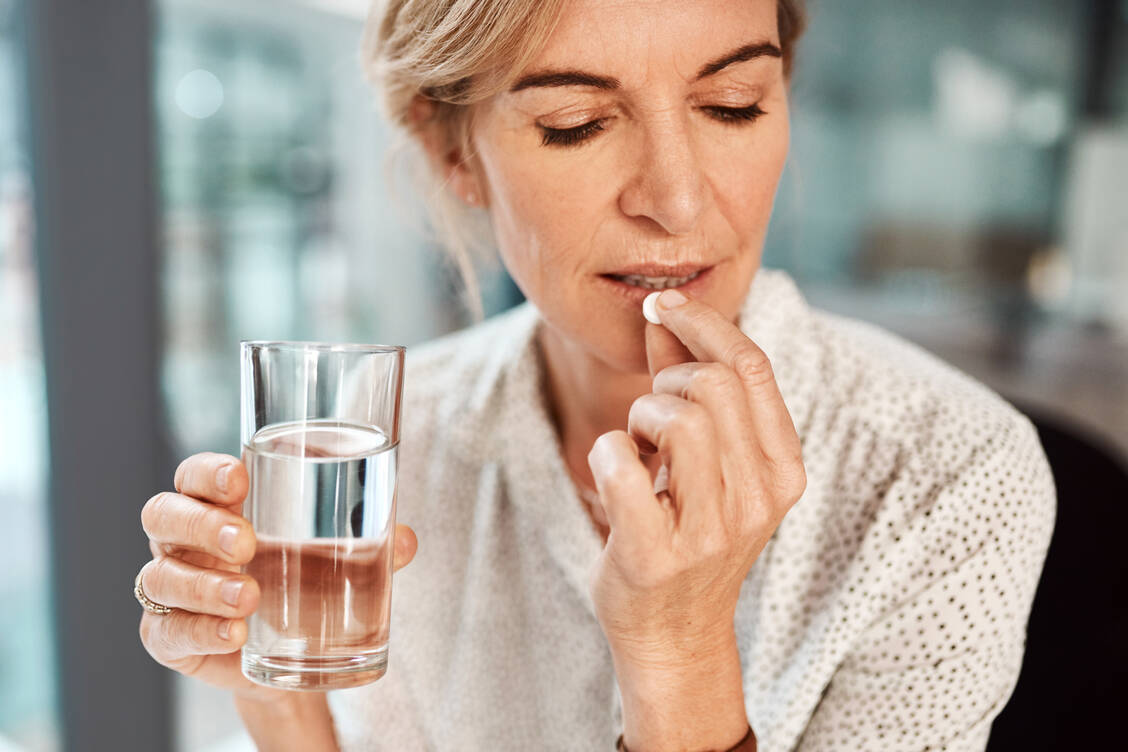 Viele Schmerzmittel sind ohne Rezept erhältlich. Daher ist eine Beratung unerlässlich. / Foto: Getty Images/	PeopleImages