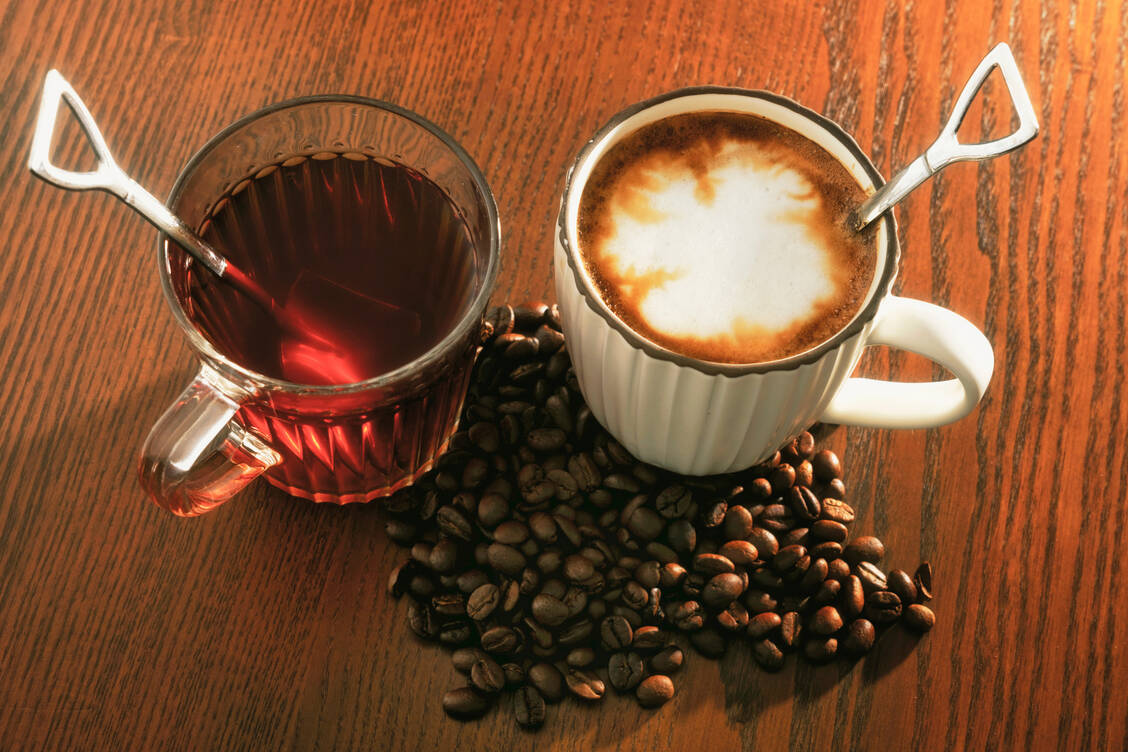 Als Erwachsener überschreitet man die Koffein-Höchtdosen durch Tee- oder Kaffeekonsum eher selten. / © Adobe Stock/yaisirichai