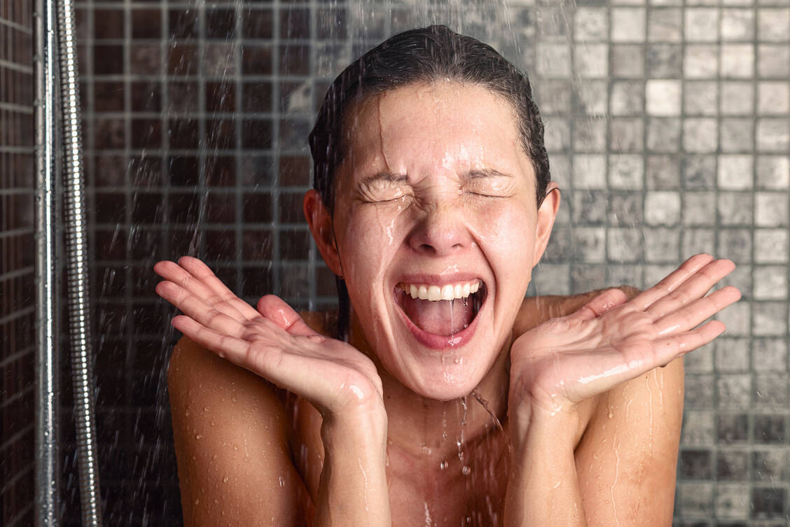 Stimulation des Vagusnervs mit kaltem Wasser zeigt einen positiven Effekt. / © Adobe Stock/Lars Zahner