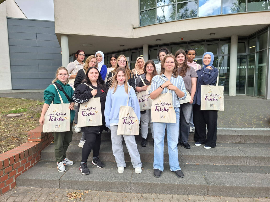 Die Begrüßungstaschen sind wie immer gut beim pharmazeutischen Nachwuchs angekommen. / © Foto: BbS „Dr. Otto Schlein“ für Gesundheits-, Sozial- und Laborberufe – Magdeburg 2025