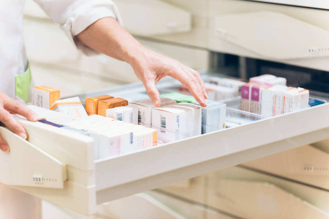 Nicht immer kann das Apothekenpersonal dem Kunden das gewohnte Präparat geben, sondern muss auf ein wirkstoffgleiches eines anderen Herstellers ausweichen. Das bringt es nicht selten in Erklärungsnot. / Foto: Getty Images/Cris Cantón