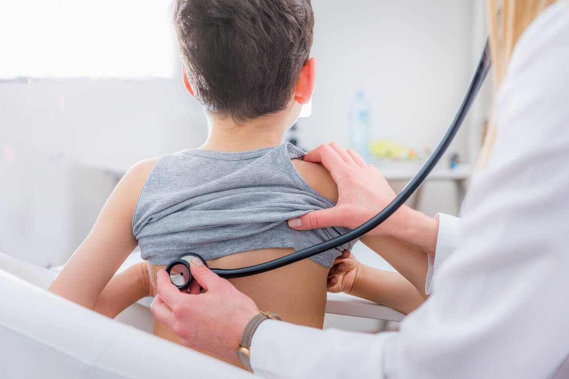 U10 für 9- bis 10-Jährige kommt als Kassenleistung. Die neue Vorsorgeuntersuchung soll unter anderem Übergewicht, Bewegung, Bildschirmzeit und psychische Auffälligkeiten prüfen. / © Adobe Stock/Microgen
