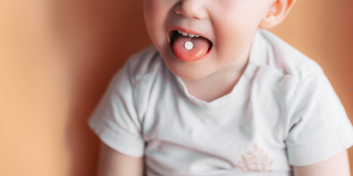 Kindern fällt es häufig schwer, Tabletten in der bislang üblichen Größe zu schlucken. Damit ein Arzneimittel wirken kann, darf es jedoch nicht verschmäht oder ausgehustet werden. (Symbolbild) / Foto: Getty Images/Nestea06