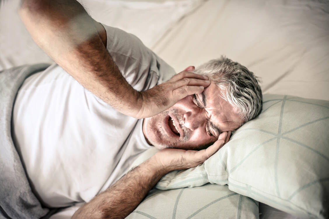 Betroffene schreien, schlagen oder treten im Schlaf um sich. Normalerweise passiert das nicht, weil die Muskeln – abgesehen von den Augen – im REM-Schlaf nicht aktiv sind. / Foto: Getty Images/Mladen Zivkovic