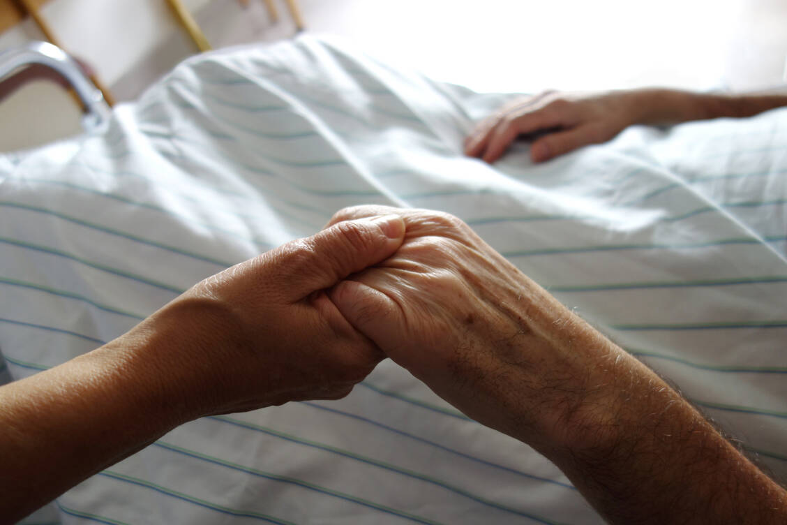 We weit darf die Hilfe gehen, wenn schwer kranke Menschen sterben möchten? Eine eindeutige gesetzliche Regelung dazu fehlt momentan.  / Foto: Adobe Stock/pattilabelle