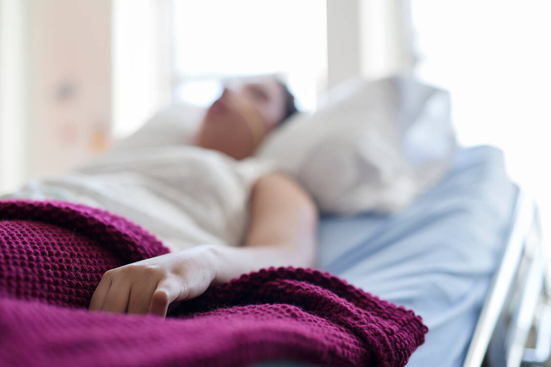 Tägliches Zähneputzen verringert die Menge an Bakterien im Mund und senkt so möglicherweise das Risiko, im Krankenhaus an einer Lungenentzündung zu erkranken. / Foto: Adobe Stock/pololia
