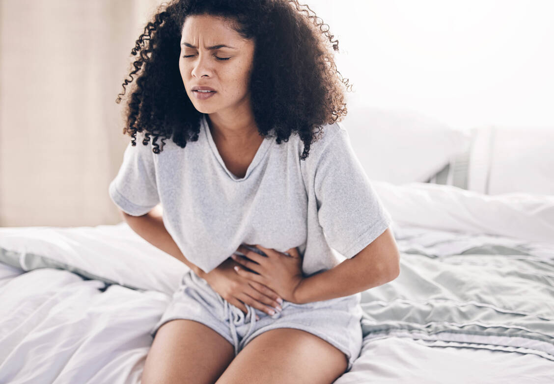 Frauen, die an Endometriose leiden, haben häufig starke, oft krampfartige Schmerzen vor und während der Menstruation. / Foto: Adobe Stock/Rene La/peopleimages-com