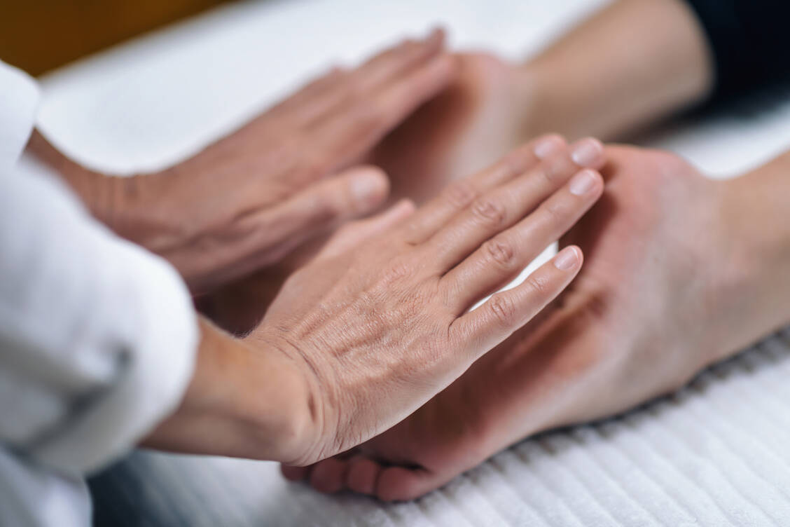 Der Placebo-Effekt macht es möglich: Warzen können durch Besprechen und Bestreichen mit Hausmitteln »weggezaubert« werden. / Foto: Getty Images/microgen