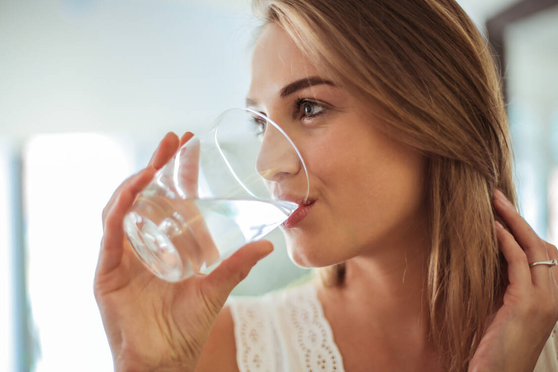 Beim Heilfasten nach Buchiger wird über Tage nichts Festes gegessen. Wichtig ist, viel Wasser zu trinken, rund 2 bis 3 Liter Wasser pro Tag. / Foto: Adobe-Stock/olly