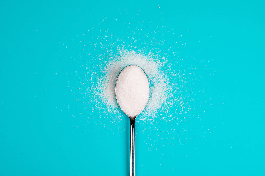 Süßstoffe wie Sucralose sollen Kalorien einsparen, könnten aber den Appetit sogar anheizen. / © Adobe Stock/fusssergei