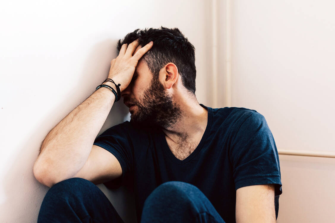 Manchen Menschen nimmt man Weinen eher ab als anderen. / © Adobe Stock/marjan4782