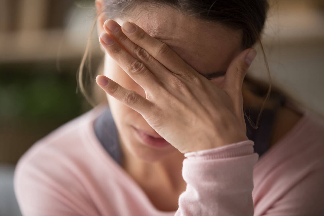 Den Fokus auf die guten Tage lenken und den Schmerz nicht überhöhen: Das könnte eine neue Strategie in der Kopfschmerz- und Migränetherapie sein.  / Foto: Adobe Stock/fizkes