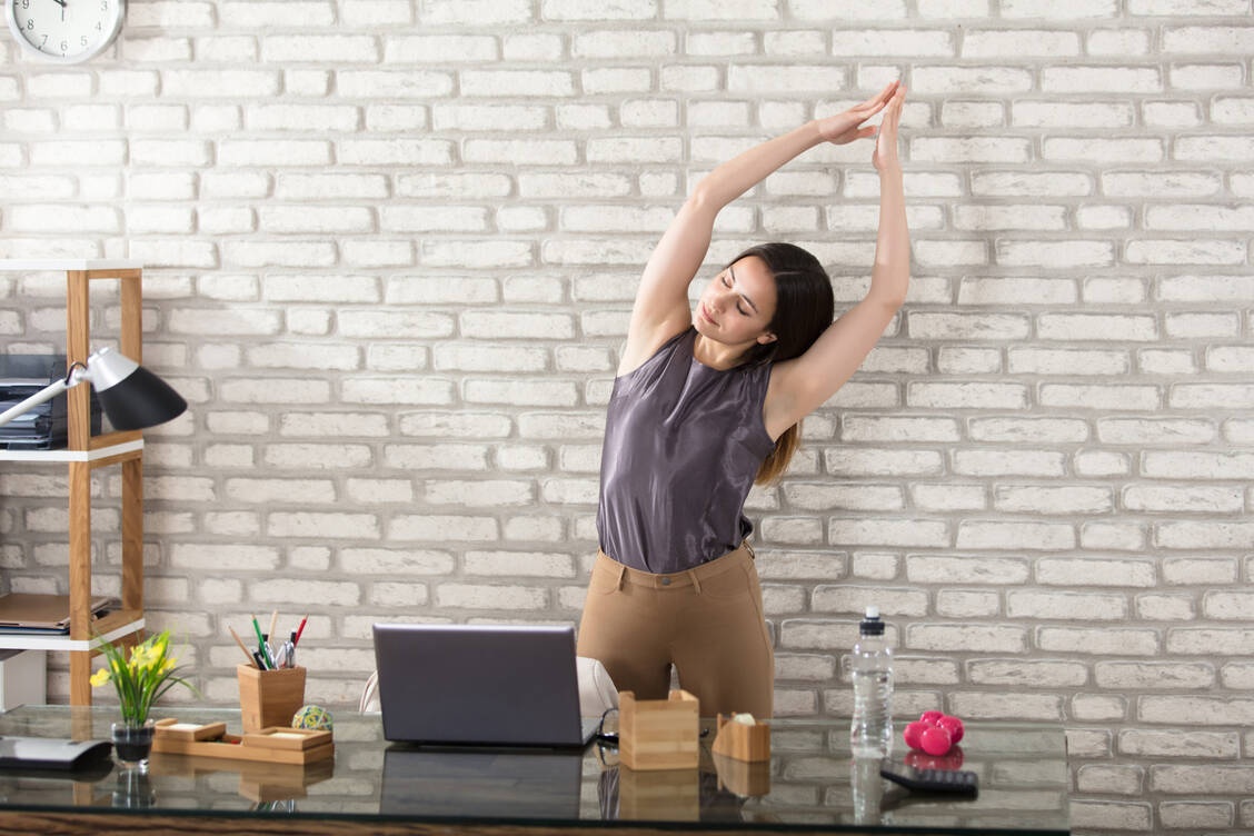 Durch das Homeoffice sind neue Belastungen sowie zudem weniger Sitzunterbrechungen hinzugekommen. Deshalb sollte  jede kleine Unterbrechung im sitzenden Alltag für Dehn- und Kräftigungseinheiten genutzt werden. / Foto: Getty Images/AndreyPopov