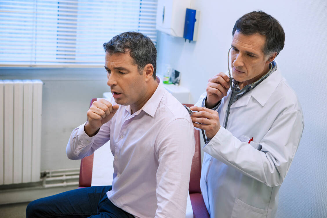 Menschen mit bestimmten Vorerkrankungen tragen ein höheres Risiko als Gesunde, schwer an Covid-19 zu erkranken. / Foto: Adobe Stock / B. BOISSONNET / BSIP