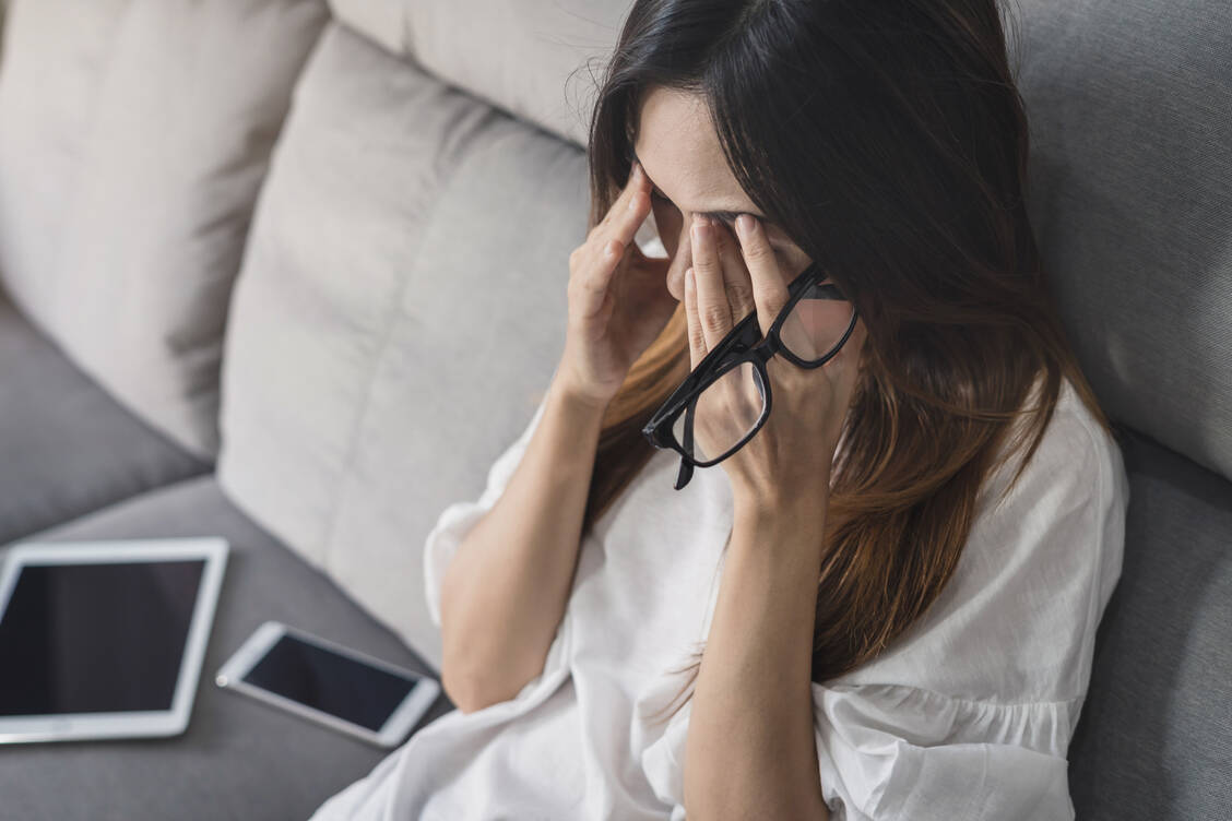 Ab und an bewusst die Augen zu schließen, hilft, Sehproblemen vorzubeugen. / Foto: Adobe stock/Kittiphan