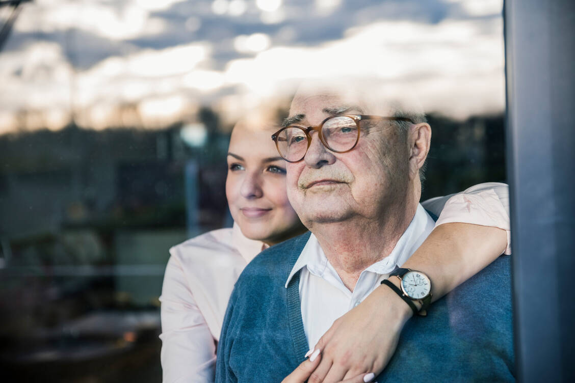 Angehörige von herzkranken Personen sind häufig verunsichert, wie sie sich zukünftig verhalten sollen. / © Getty Images/Westend61