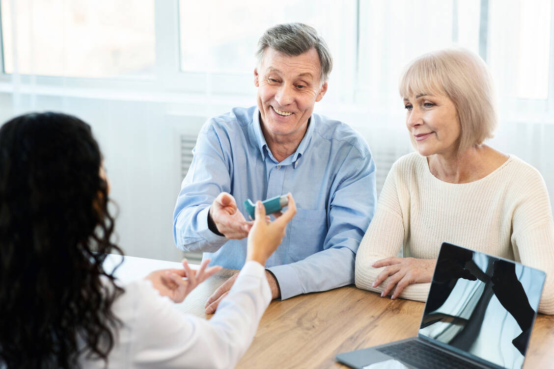 Erst macht PTA oder Apotheker vor, dann ist der Patient an der Reihe. / © Adobe Stock/Prostock-studio
