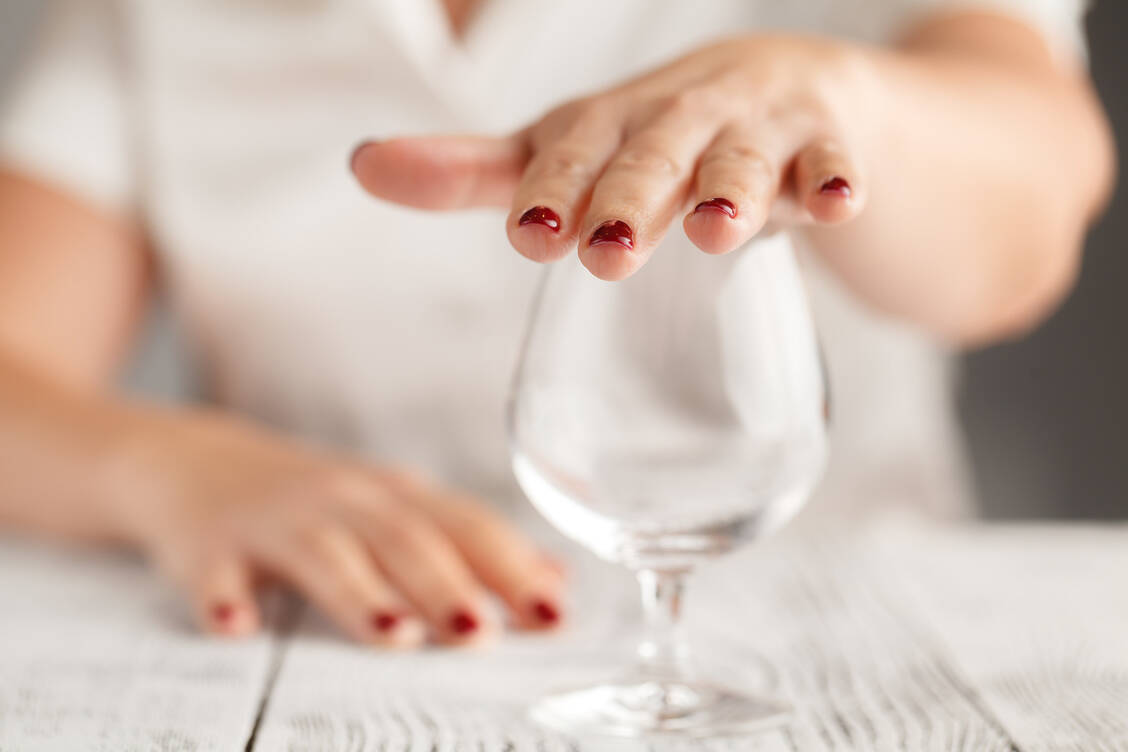 Trinke ich zu viel Alkohol? Warum trinke ich? Schmeckt es mir überhaupt? Was macht der Alkohol mit mir? Diese Fragen sollte man sich ab und zu stellen, denn regelmäßiger Alkoholkonsum schadet der Gesundheit.  / Foto: Fotolia/Andrey N.Cherkasov