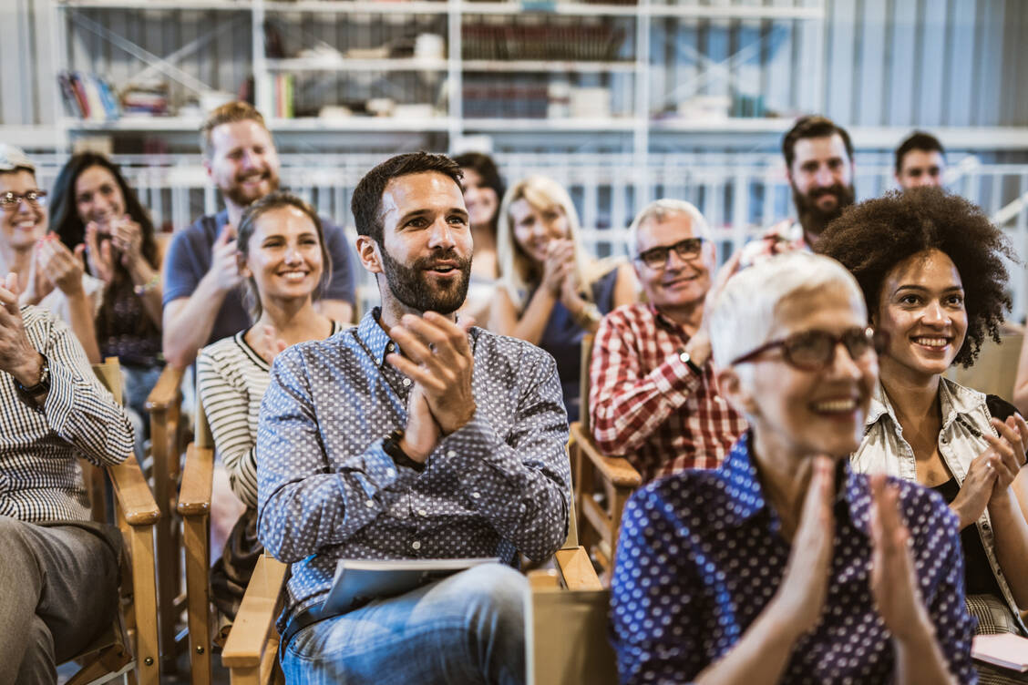 Begeisterte Zuhörer – gute Kunden: So sollte eine Kundenveranstaltung im optimalen Fall ausgehen. / Foto: Getty Images/skynesher