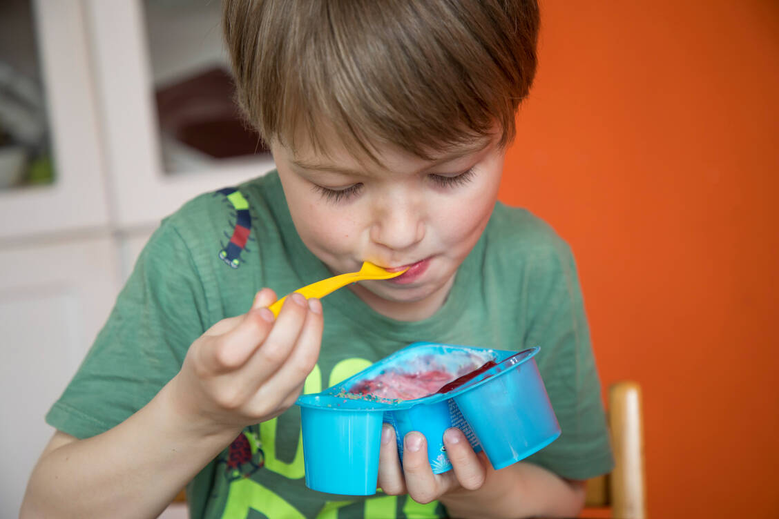 Obwohl der Zuckeranteil in für Kinder beworbenen Lebensmitteln gesunken ist, ist er immer noch höher als in Produkten, die nicht für Kinder angepriesen werden. / Foto: AOK-Mediendienst
