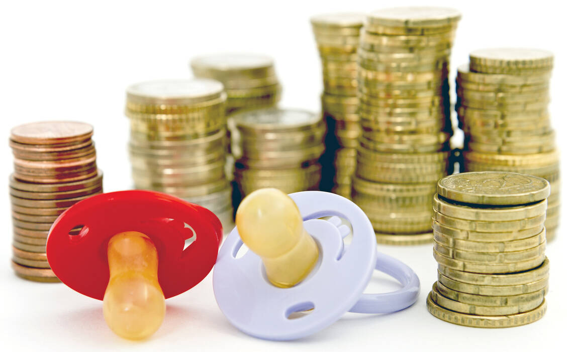 Neue Regelungen beim Elterngeld: Eltern systemrelevanter Berufe können ihre Elterngeldmonate verschieben. / Foto: Shutterstock/Biehler Michael
