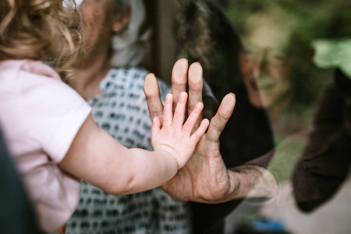 Auch wenn Rücksicht und Vorsicht manchmal schwer fallen und Opfer erfordern: Das Bewusstsein über die Gefahr, andere anstecken zu können und diese sowie sich selbst daher schützen zu müssen, ist während der Pandemie gestiegen. / Foto: Adobe Stock/RyanJLane