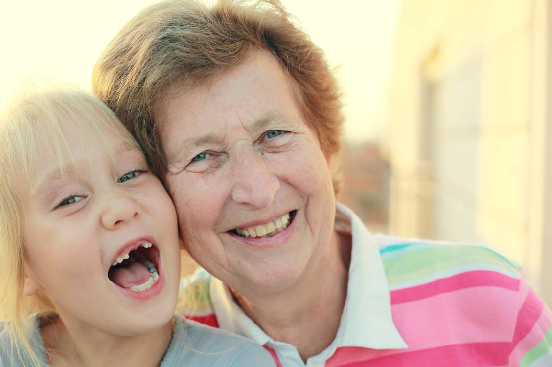 Bei Kindern ganz normal, bei Erwachsenen ein Gesundheitsproblem – fehlende Zähne / Foto: Adobe Stock/dubova