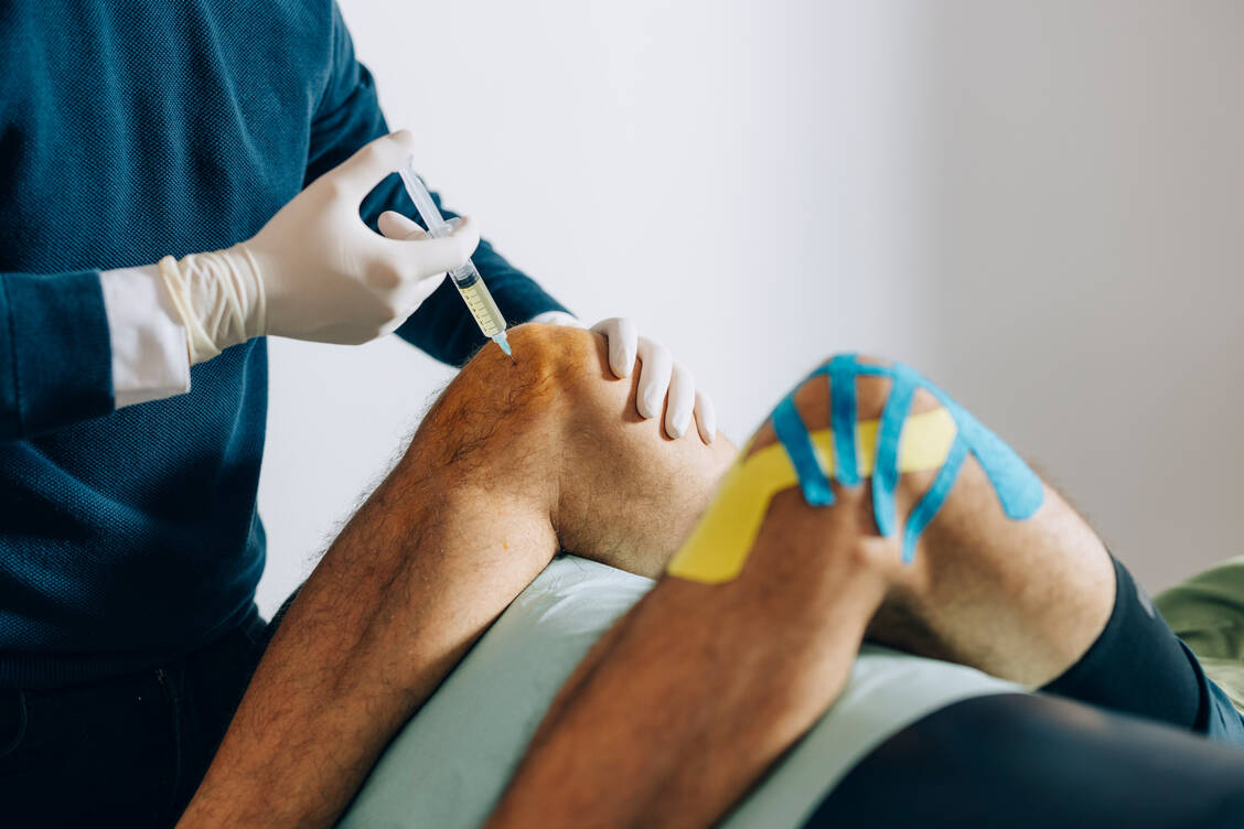 OP, Spritzen, Training: Wer Schmerzen im Knie hat, dem bieten sich viele Optionen, diese loszuwerden. Doch wie sinn- und wirkungsvoll sind diese? / Foto: Getty Images/miniseries