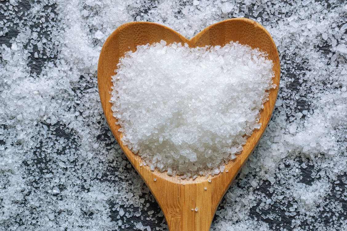 Schmecken Sie Ihr Essen mit Jodsalz ab? Für die Gesundheit Ihrer Schilddrüse ist das eine gute Sache. Warum das so ist – und wer zusätzlich mit jodhaltiger Nahrungsergänzung nachhelfen sollte. / © Getty Images/Olga Gont
