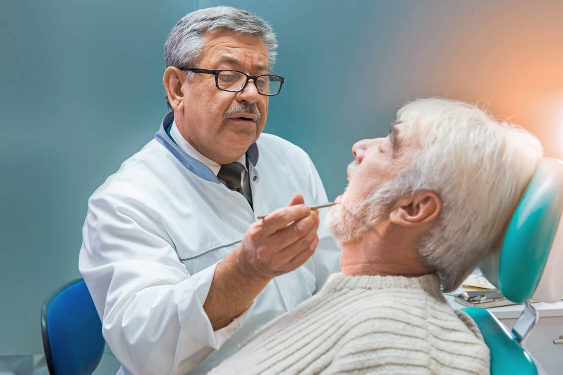 Bei Parodontitis wirkt Metronidazol gegen anaerobe Keime. / Foto: Adobe Stock/DenysProduction.com